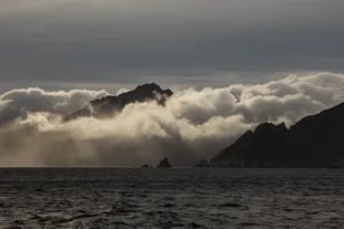 El clima en la Isla de los Estados: "bello desde lejos, pero cuando nos acercamos a la bahía bajo las nubes se siente como si nos devorara una pared de agua" dice Enric Sala fotógrafo de la expedición