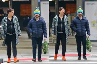 Daniel Radcliffe y Erin Darke fueron captados durante un paseo por Nueva York. La notable pancita de la actriz confirmó que la pareja se encuentra en la dulce espera