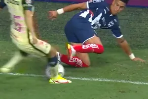 El caño inverosímil de Maxi Meza desde el suelo en la final Monterrey-América
