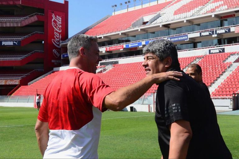 Pablo Moyano, junto al técnico de Independiente, Lucas Pusinari