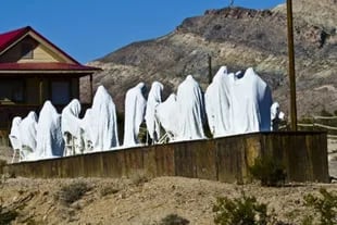 Las figuras de los hombres vestidos de blanco son en realidad estatuas que forman parte de una instalación de arte llamada “Última Cena”