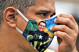 Un seguidor de Jair Bolsonaro observa durante la protesta en la playa