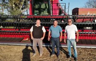 Víctor Ventura en el medio, junto s sus hermanos, Eduardo, a la derecha, y Walter, a su izquierda. Realizan servicios de cosecha a productores de la zona cordobesa de Monte Buey