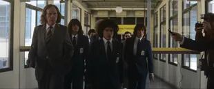 Menotti, Maradona y la Selección en su llegada al aeropuerto de Madrid en plena guerra de Malvinas, en la producción de Prime Video