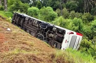Siete personas murieron, entre ellas cinco argentinos, en el vuelvo del bus en Brasil