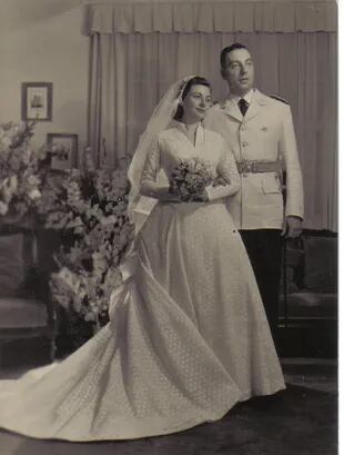 Argentino del Valle Larrabure, de joven, en su boda con María Susana del Valle San Martín.
