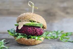 ¿Es correcto hablar de “hamburguesa vegana”? La Comisión Nacional de Alimentos se expedirá pronto