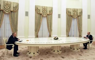 Il presidente russo Vladimir Putin (a sinistra) e il cancelliere tedesco Olaf Scholz (a destra) prima del loro incontro sulla sicurezza ucraina al Cremlino di Mosca.