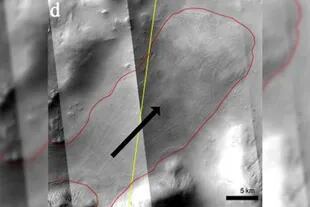 El VFF se extiende desde el macizo en el noreste de Nereidum Montes. La línea amarilla muestra la pista Sharad y la extensión VFF mapeada se resalta en rojo. La dirección de flujo está indicada por la flecha negra