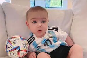 Alberto Fernández y Fabiola Yañez compartieron una foto de su hijo Francisco vestido para ver el partido de la Selección