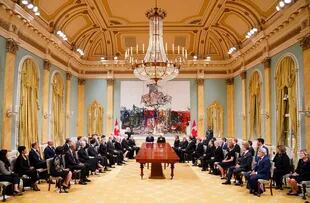 Premierminister Justin Trudeau, Generalgouverneurin Mary Simin und Mitglieder des Kabinetts nehmen an der Zeremonie zur Annahme des neuen Souveräns teil.