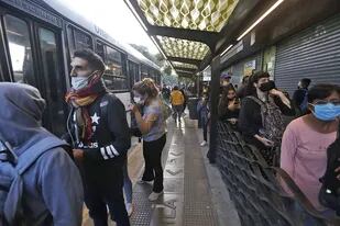 Gente esperando el colectivo en Liniers (archivo)