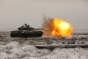 Un tanque ruso T-72B3 dispara mientras las tropas participan en simulacros en el campo de tiro de Kadamovskiy en la región de Rostov, en el sur de Rusia, el 12 de enero de 2022. 