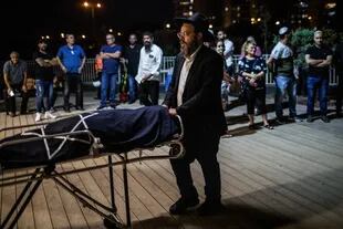 Familiares de Leah Yom-Tov, muerto por el ataque palestino, en el funeral en Rishon Lezion