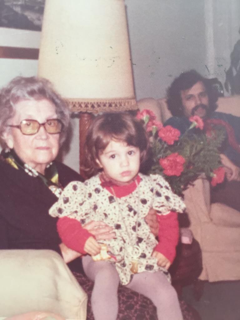 Narda con su bisabuela Enriqueta y su padre, detrás