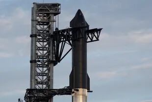 Una vista de Starship, la nave espacial de SpaceX equipada con el cohete Super Heavy, con una altura total de casi 120 metros