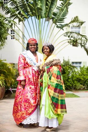 Mujeres vestidas con trajes creole en Gros Islet