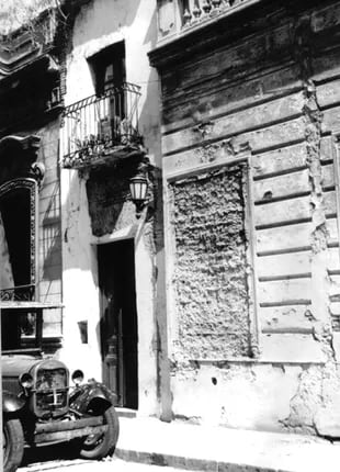 La fachada de la Casa Mínima en una Buenos Aires que promediaba el siglo XX