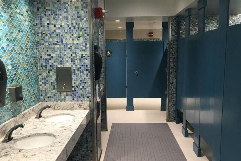 Miles de visitantes que transitan el famoso complejo turístico se percataron de un pequeño detalle que los dejó perplejos: los baños no tienen espejos sobre los lavamanos