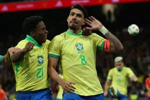 España y Brasil, en un duelo de locos: seis goles, penales inventados, un arbitraje pésimo, patadas y bloopers