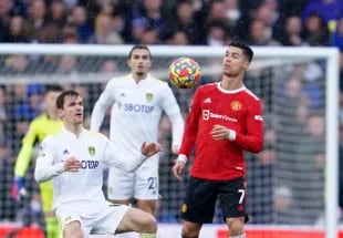 Cristiano Ronaldolucha por el balón con Diego Llorente