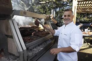 Christian Petersen hace 2500 choripanes y 1000 sándwiches de carne por día en la Exposición Rural