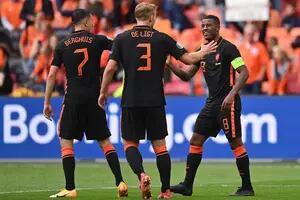 Países Bajos aplastó a Macedonia 3-0 y se quedó con el primer puesto del grupo C de la Eurocopa