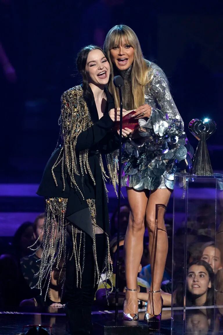Dove Cameron y Heidi Klum anuncian el nombre de algunos de los ganadores de la noche en los iHeartRadio Music Awards