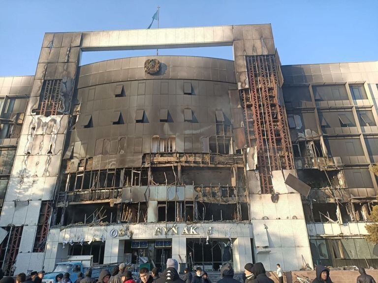 07-01-2022 Un edificio oficial asaltado durante las protestas en Kazajistán POLITICA SPUTNIK/CONTACTO
