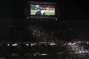Marcelo Gallardo, en la pantalla del estadio Monumental; el entrenador fue ovacionado varias veces, cantó con los hinchas y saltó con los jugadores.
