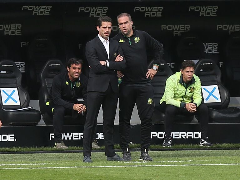 Gago y su amigo y ayudante de campo principal, Federico Insúa, dirigiendo ante River en el Monumental
