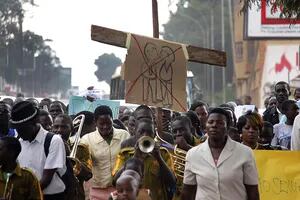 Uganda aprueba una de las leyes anti-gays más severas del mundo, que incluye hasta pena de muerte