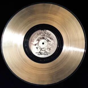 Además de "Sonidos de la Tierra", los discos llevan la inscripción: "Para los creadores de música: todos los mundos, todos los tiempos" con un grabado a mano en su superficie (Foto: NASA)