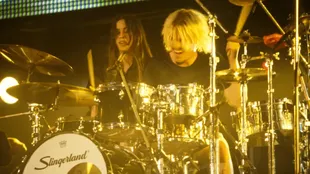 Hawkins tocó la batería para Alanis Morissette antes de unirse a Foo Fighters