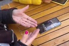 Se le cayó el celular al lago, la pantalla funciona mal y encontró una manera muy creativa para seguir usándolo