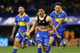 El pibe Langoni grita su gol a Atlético Tucumán; Varela y Vázquez lo acompañan