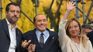  El líder de la Lega, Matteo Salvini, el líder de Forza Italia, Silvio Berlusconi, y la líder de Hermanos de Italia, Giorgia Meloni, agradecen los aplausos en el escenario el 22 de septiembre de 2022