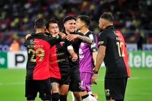 Colón ganó en Santiago del Estero con un gol discutido: ¿estaba afuera la pelota o no?