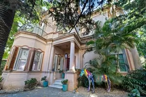 La casa de Palermo Soho que es famosa por sus pasadizos secretos y colores