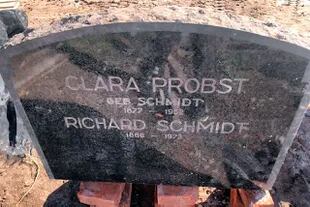 La lápida desenterrada con los nombres de Clara Probst geb. Schmidt (1877-1952) y Richard Schmidt (1886-1973). Este últlimo, un miembro de la elite dirigente del Partido Nazi en la Argentina