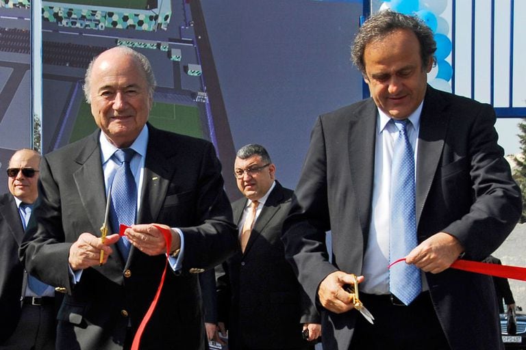 En medio del escándalo de corrupción que la azotó en 2015, la FIFA había decidido las suspensiones de Platini y Blatter, que ahora irán a juicio por una decisión de la fiscalía general suiza.