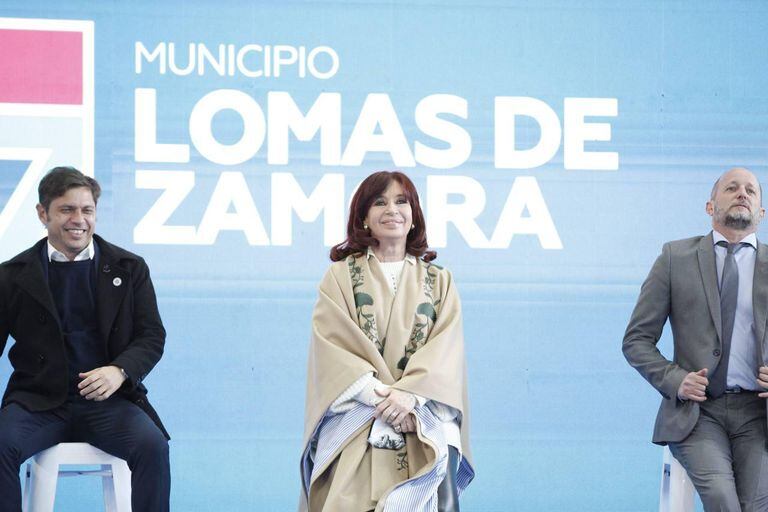 Cristina Kirchner junto a Axeol Kicillof y Martín Insaurralde en el acto de Lomas de Zamora.