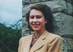 Una imagen tomada del video "Elizabeth: The Unseen Queen" de la princesa Isabel de 20 años, en una visita a Sudáfrica en 1947