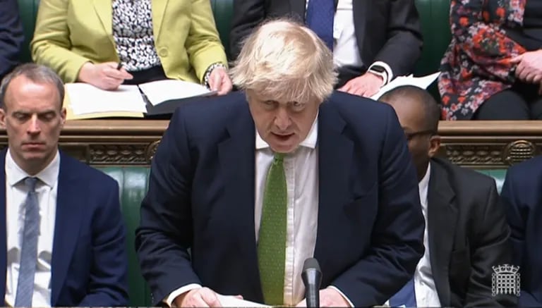 El primer ministro británico, Boris Johnson, pone al día a los diputados en la Cámara de los Comunes sobre la última situación relativa a Ucrania, el 22 de febrero de 2022.