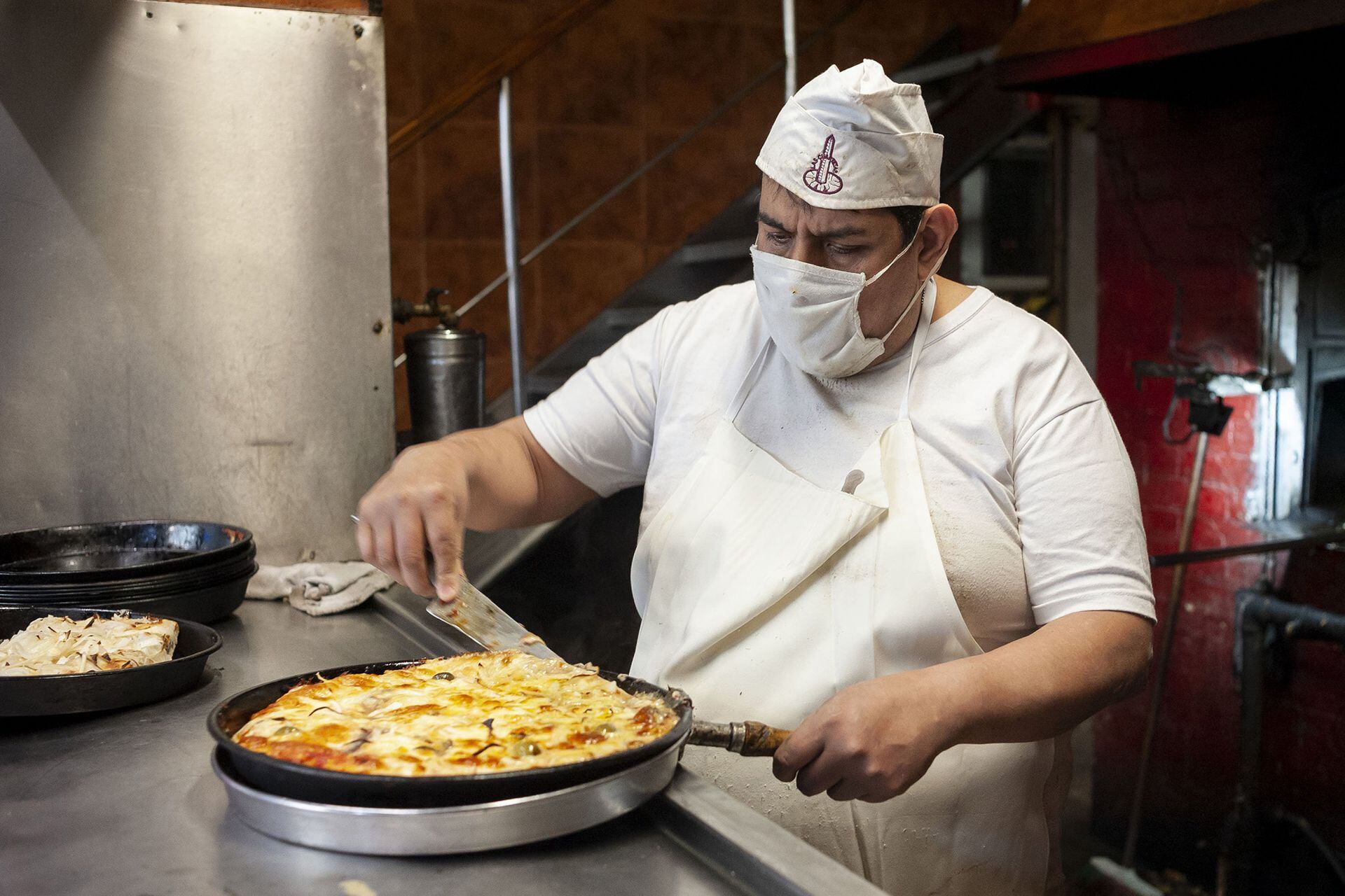 Miguel Asad, un maestro pizzero que lleva 35 años en este lugar