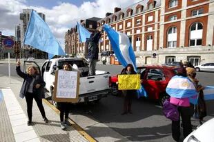 Manifestantes durante el banderazo por el 19S en Mar del Plata