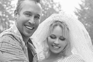 Pamela Anderson se casó en secreto con su guardaespaldas, Dan Hayhurst, en diciembre de 2020