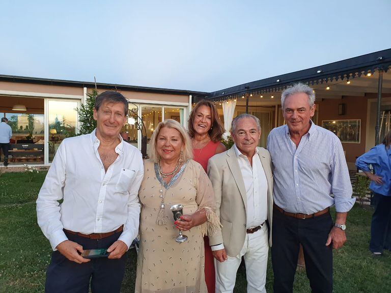 Elisa Carrió, en su casa de Capilla del Señor, junto a amigos de la política en su cumpleaños