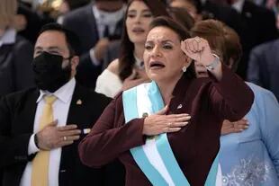 Xiomara Castro toma juramento como la primera mujer presidenta de Honduras en el Estadio Nacional de Tegucigalpa, Honduras
