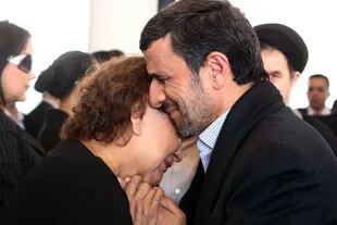 La imagen de Ahmadinejad con la madre de Chávez fue difundida por el gobierno de Venezuela